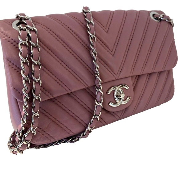 Chanel Chevron Quilt Leather Medium CC Flap Bag - Picture 1 of 12